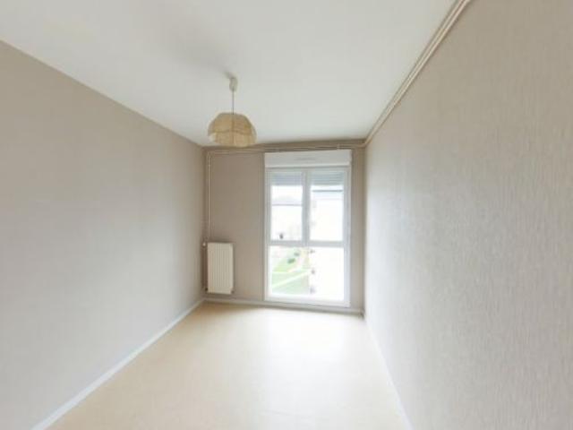 Location / Appartement Type 3 à ST AMAND MONTROND