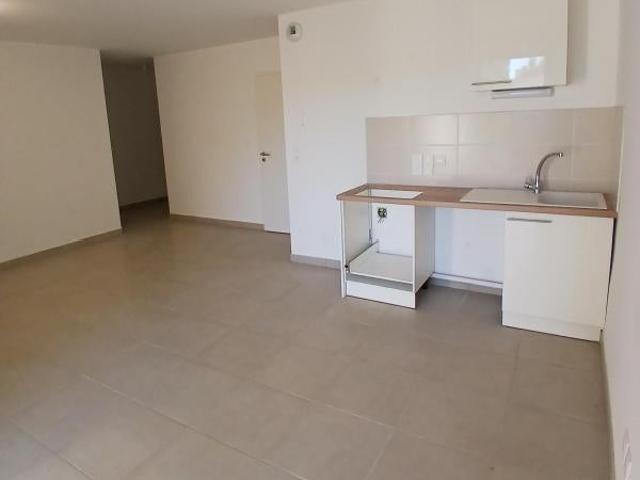 Location Appartement Avenue de Saint Zacharie, Trets