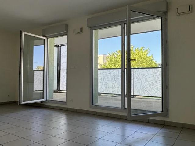 Location Appartement Avenue Francis de Pressensé, Vénissieux
