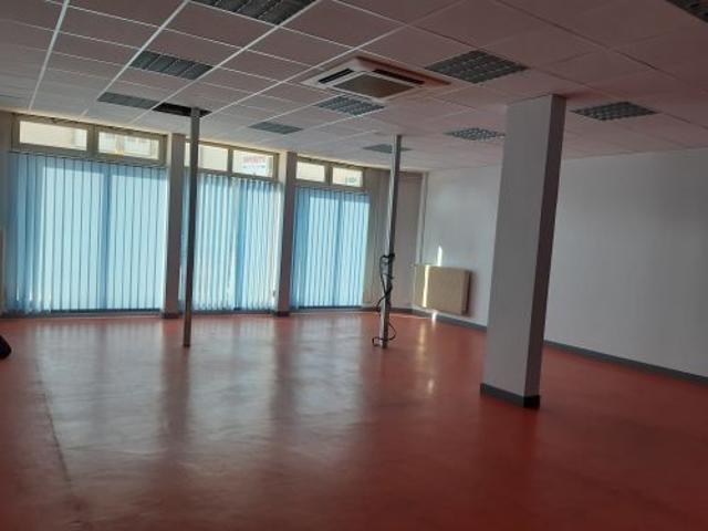 Location / Appartement Commerce à MEHUN SUR YEVRE
