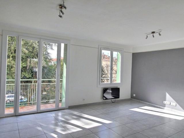 Location appartement, m² T 3 à Marseille 12, 888 €
