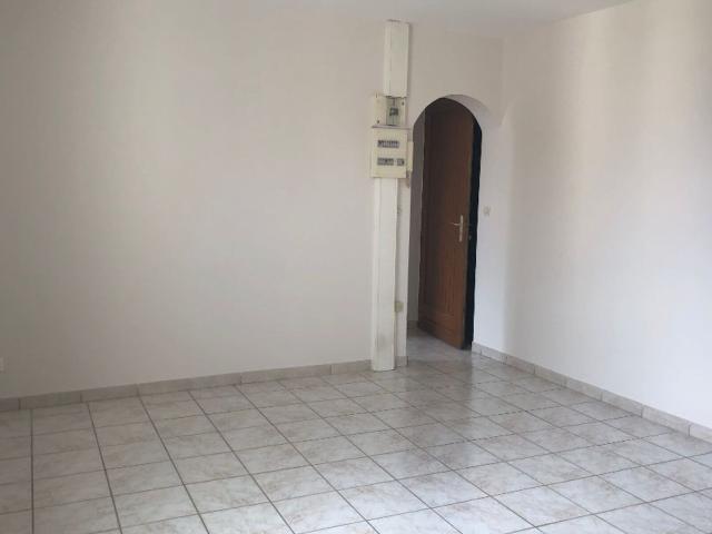 Location appartement, m² T 3 à Janville, 585 €
