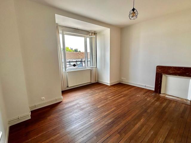 Location appartement, m² T 3 à Périgueux, 750 €