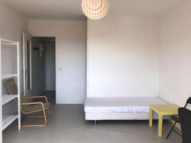 Location appartement, m² T 1 à Marseille 5, 550 €