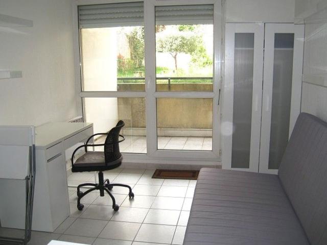 Location appartement, m² T 1 à Marseille 5, 509 €