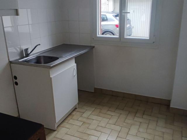 Location appartement, m² T 1 à Moussy le Vieux, 577 €