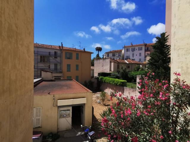 Location appartement, m² T 1 à Nice, 532 €