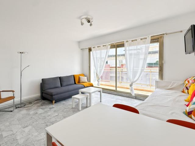 Location appartement, m² T 1 à Antibes, 705 €