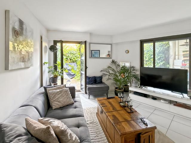 Location appartement, m² T 1 à Antibes, 775 €