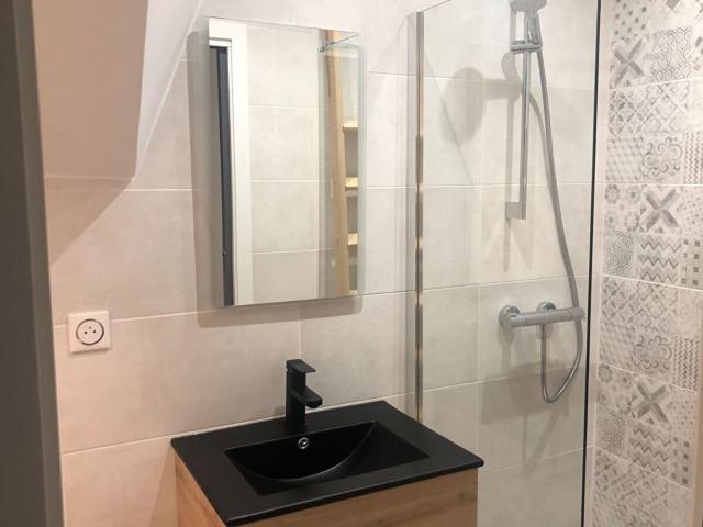 Location appartement, m² T 1 à Crémieu, 460 €