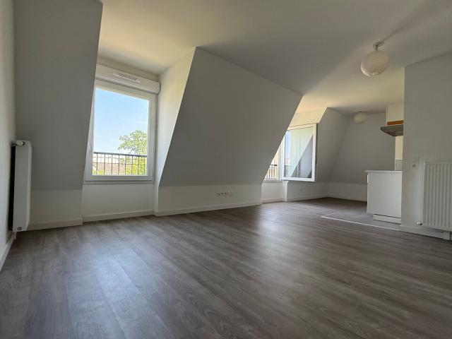 Location appartement, m² T 1 à Le Plessis Trévise, 688 €
