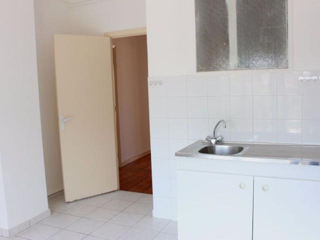 Location appartement, m² T 2 à Marseille 5, 664 €