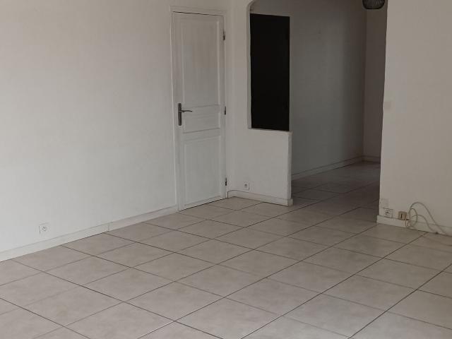 Location appartement, m² T 2 à Marseille 11, 667 €