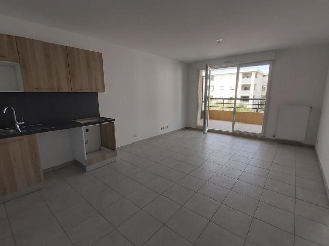 Location appartement, m² T 2 à Arles, 578 €