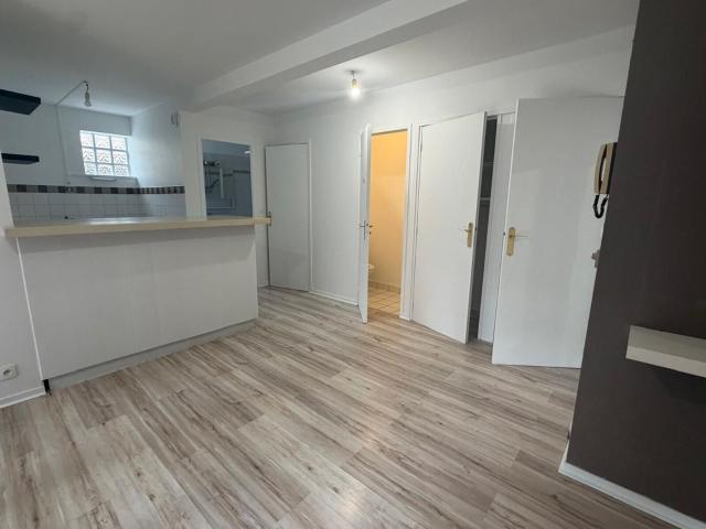 Location appartement, m² T 2 à Brie Comte Robert, 800 €