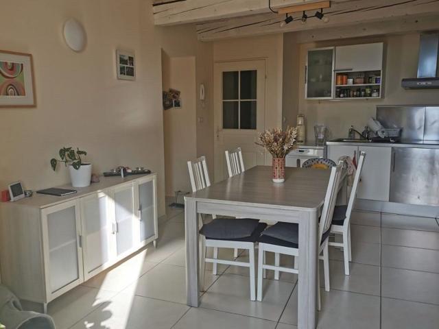 Location appartement, m² T 2 à Estézargues, 693 €