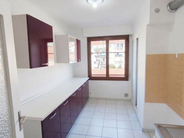 Location appartement, m² T 2 à Saint Laurent du Var, 850 €