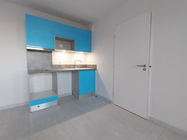 Location appartement, m² T 2 à Vias, 640 €