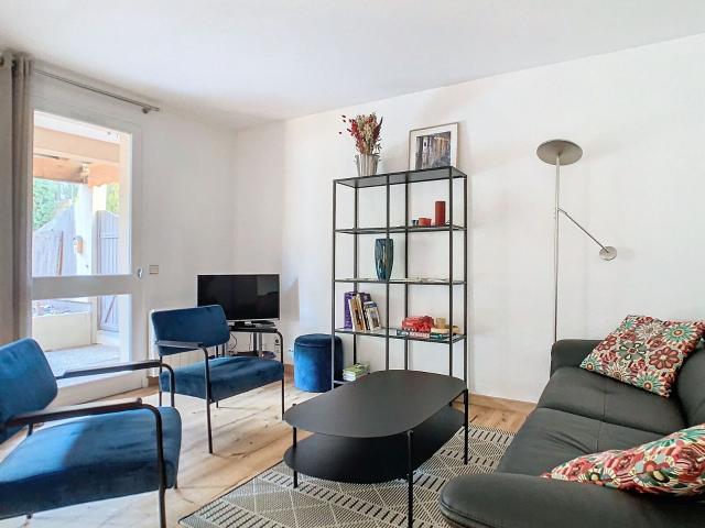 Location appartement, m² T 2 à Villeneuve lès Avignon, 870 €
