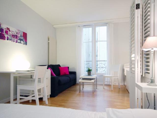 Location Appartement Meublé 1 pièce 27 m² Champs Elysées Etoile 75008 Paris S08348