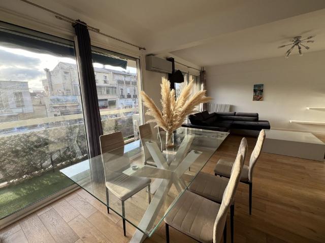LOCATION APPARTEMENT MEUBLÉ 81 M2 TYPE 3 TRAVERSANT BALCON PARKING CORNICHE KENNEDY 13007 MARSEILLE