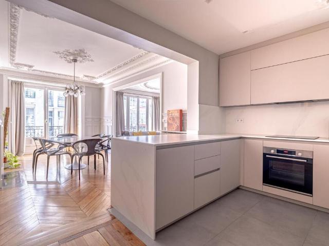 Location appartement meublé de 105 m2 rue Martel à Paris