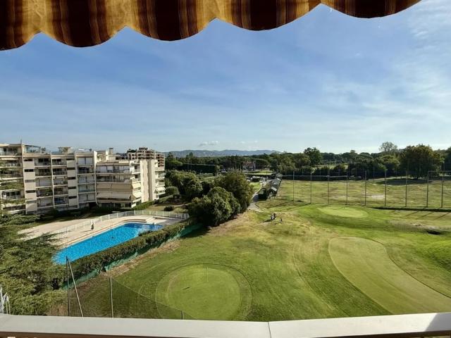 Location appartement meublé vue golf à Mandelieu