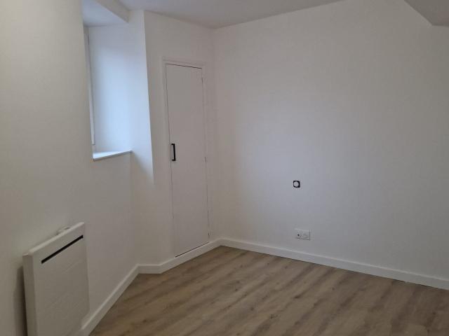Location Appartement Piste inconfortable avec des bordures, des montagnes russes et des trous, Arras
