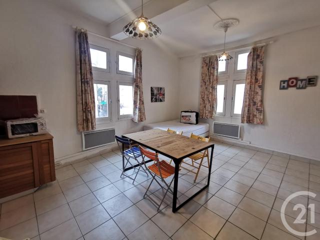Location Appartement Place aux Herbes, Nîmes