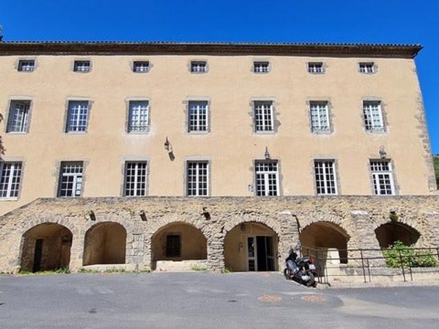 Location Appartement Place de la Halle, Blesle
