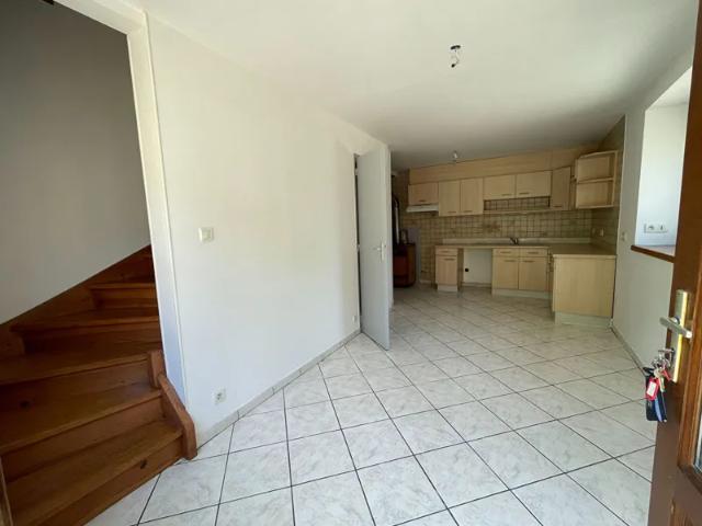 Location Appartement Place de la Mairie, Barjac