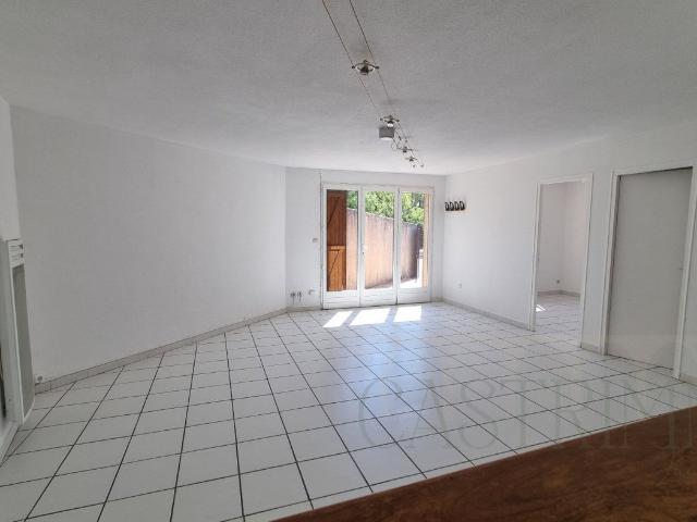Location Appartement Place de la Mairie, Beaulieu