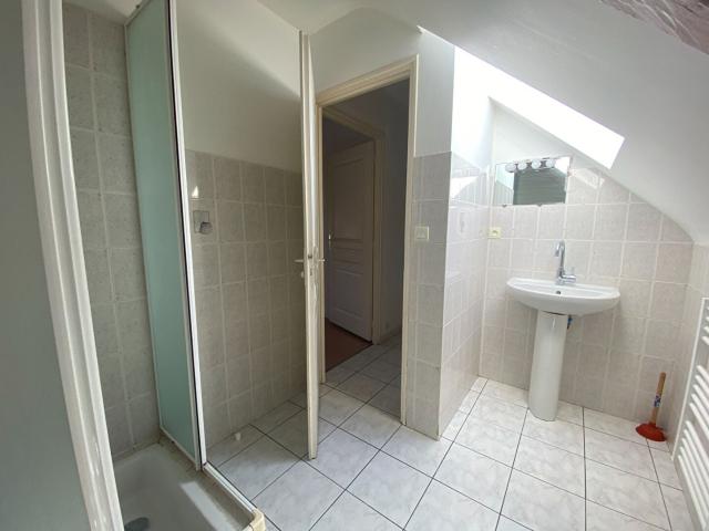 Location Appartement Place De La Mairie, Illifaut