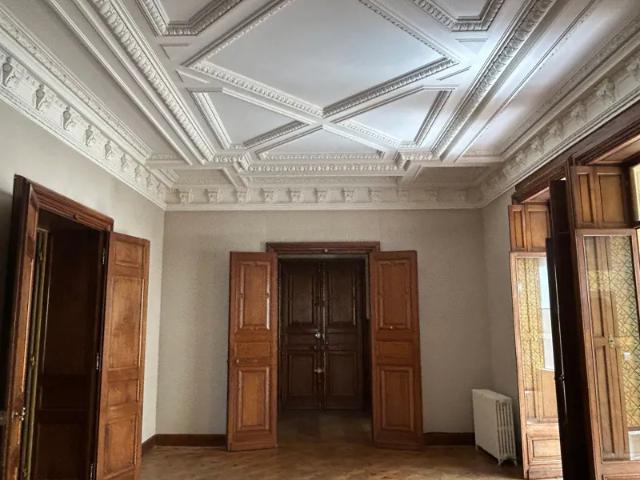 Location Appartement Place de la Maison Carrée, Nîmes