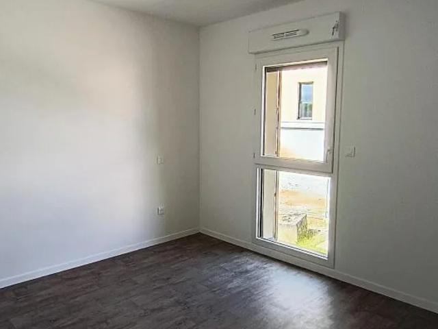Location Appartement Place de l'Église, Brecé
