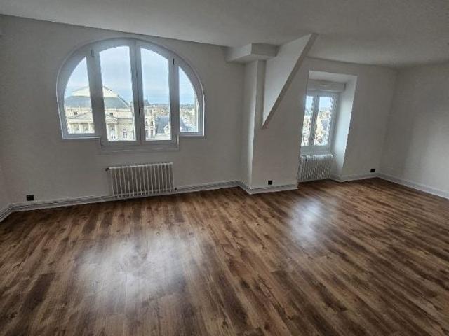 Location Appartement Place de l'Hôtel de Ville, Saint Quentin