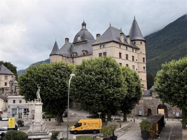 Location Appartement Place du Château, Vizille