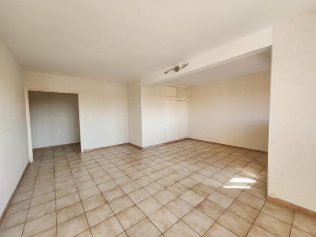 Location Appartement Place du Commerce, Tinqueux
