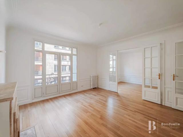 Location Appartement Place du Costa Rica, Paris