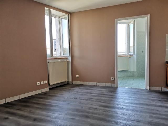 Location Appartement Place du Foirail, Javols