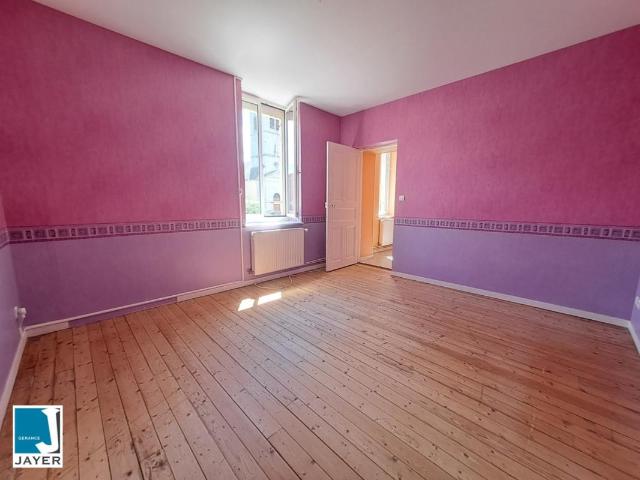 Location Appartement Place du Monument, Saint Martin en Bresse