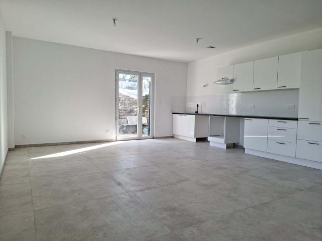 Location Appartement rénové de 68 m2 en RDC avec extérieur privatif et parking