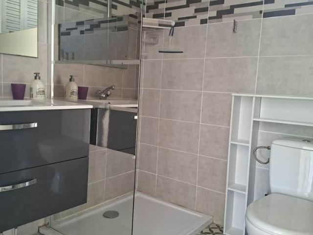 Location Appartement rénové de 68 m² en RDC avec extérieur privatif et parking