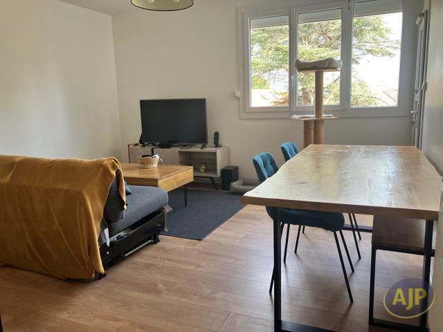 Location Appartement Route de Cavette, Monfaucon