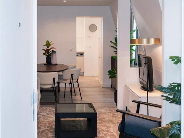 Location Appartement Rue Copernic, Paris