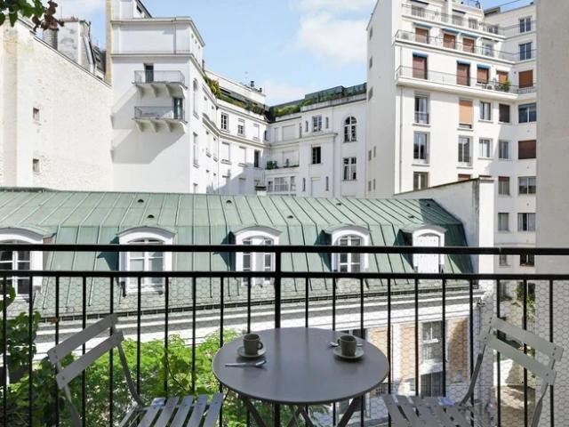 Location Appartement Rue Chalgrin, Paris