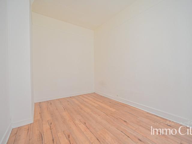 Location Appartement Rue Beccaria, Paris