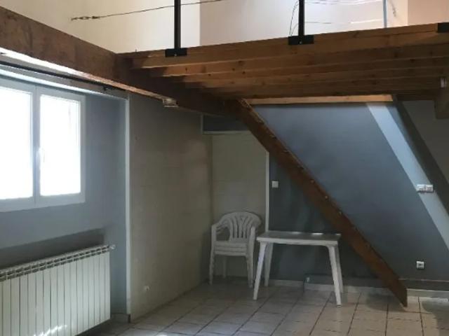 Location Appartement Rue Bernard de la Treille, Nîmes