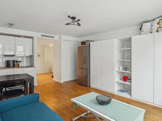 Location Appartement Rue de Bassano, Paris