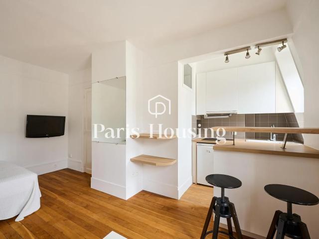 Location Appartement Rue de Grenelle, Paris
